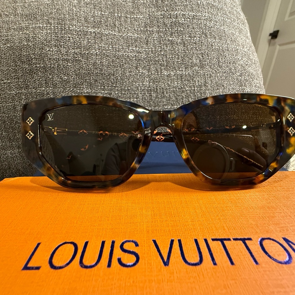 Louis Vuitton Tortoiseshell Cat-Eye Sunglasses with Brown Lenses - Picture 8 of 11